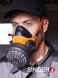 Demi-masque respiratoire avec adaptateur pour un filtre Singer Safety DM761C